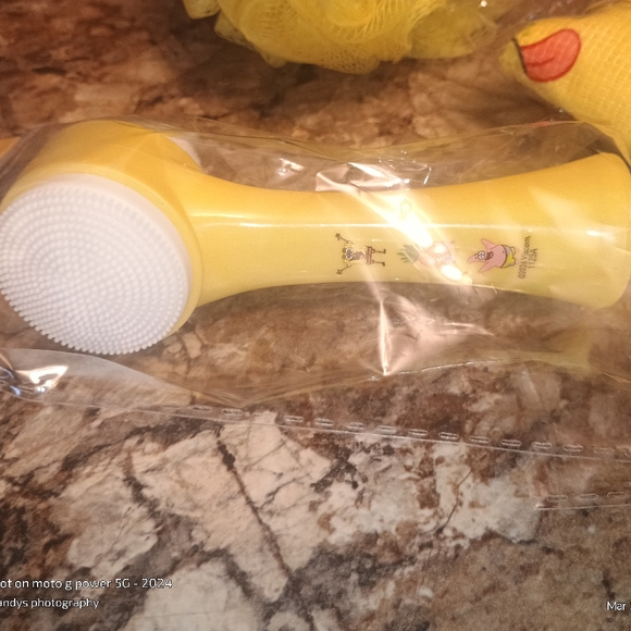 SpongeBob beauty set includes microfiber hair towel two facial brushes and match - Picture 4 of 5